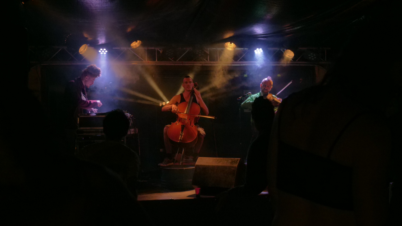 Photo du groupe Radix, avec Clément au machine, Guillaume au violoncelle, et Clément au violon
