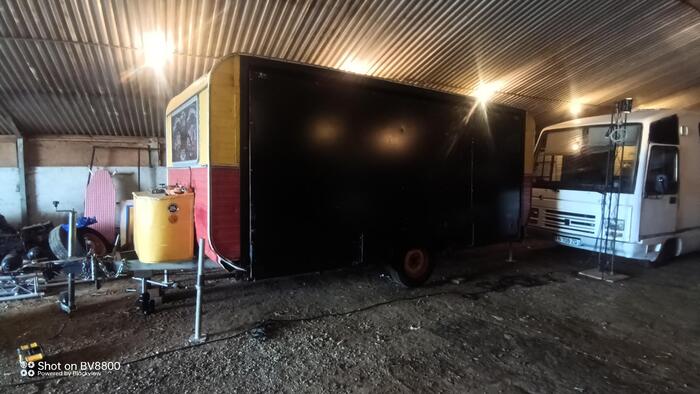 Photo de la flèche de la caravane en travaux