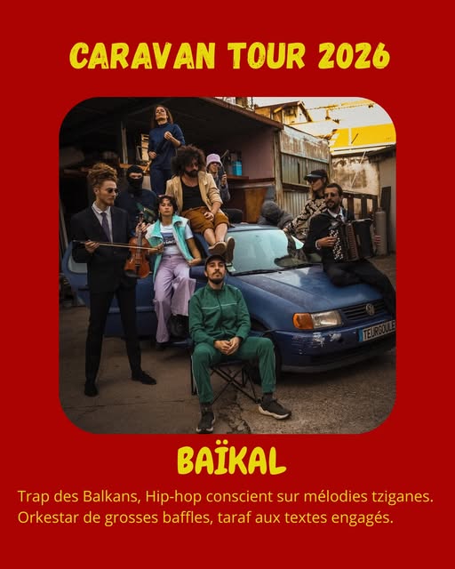 Photo des membres du groupe Baïkal avec leurs instruments, autour d'une voiture bleue